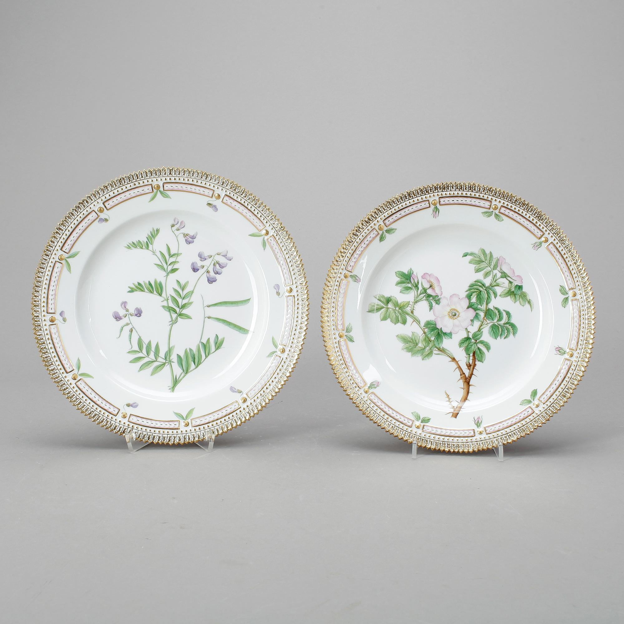 TALLRIKAR, 2 st, porslin, "3549", "Flora Danica", Royal Copenhagen.