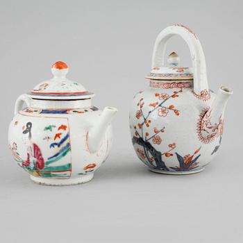 TEKANNOR, 2 st, porslin, Kina och Japan, 1700-tal.