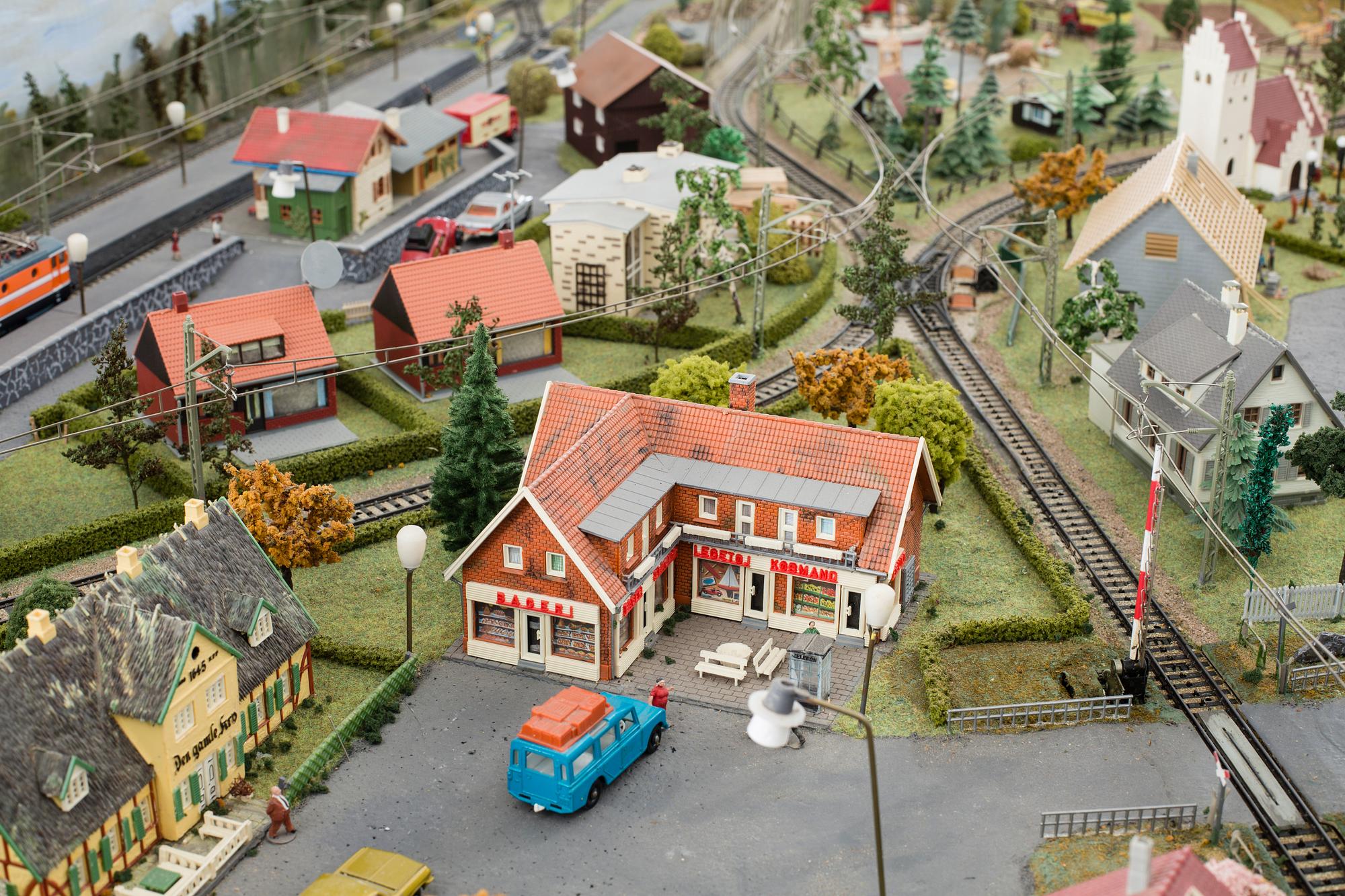 MÄRKLINBANA MED MÄRKLINTÅG. Bland annat tågset Märklin H0 28703. 1900-talets andra hälft.