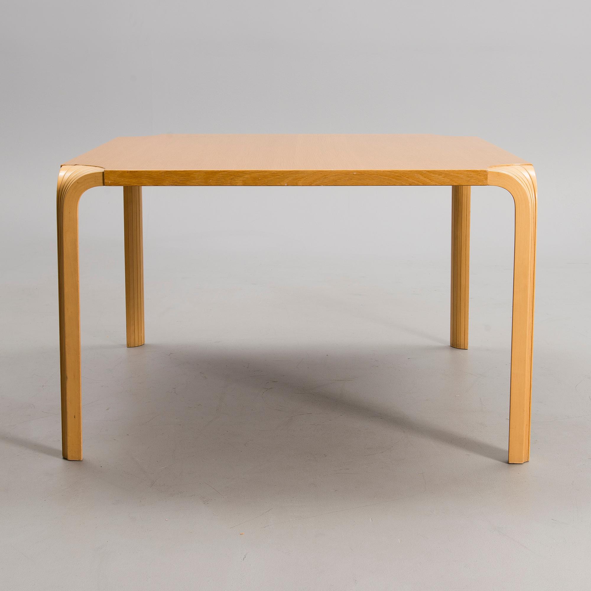 ALVAR AALTO, BORD, modell MX800B, Artek, 1900-talets slut.
