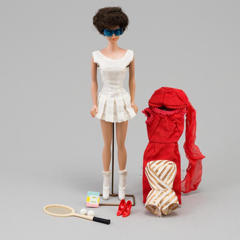 A "Midge" barbie with original box and acessories, Mattel 1962.