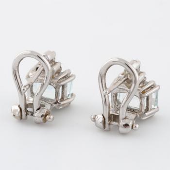 ÖRHÄNGEN, med akvamarin och briljantslipade diamanter.