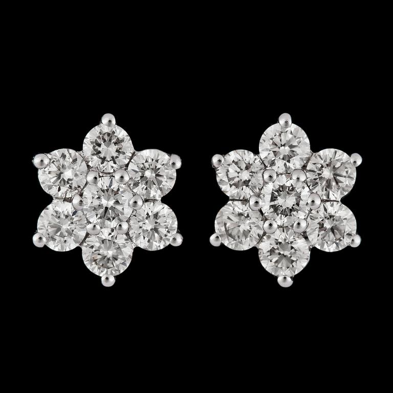 A pair of brilliant cut diamond earrings, tot. 1.07 cts.