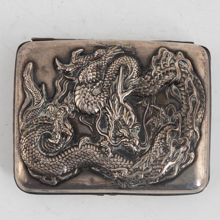 Fire making pouch 'Huǒ lián bāo' (火䥥包) and a metal case, late Qing dynasty.