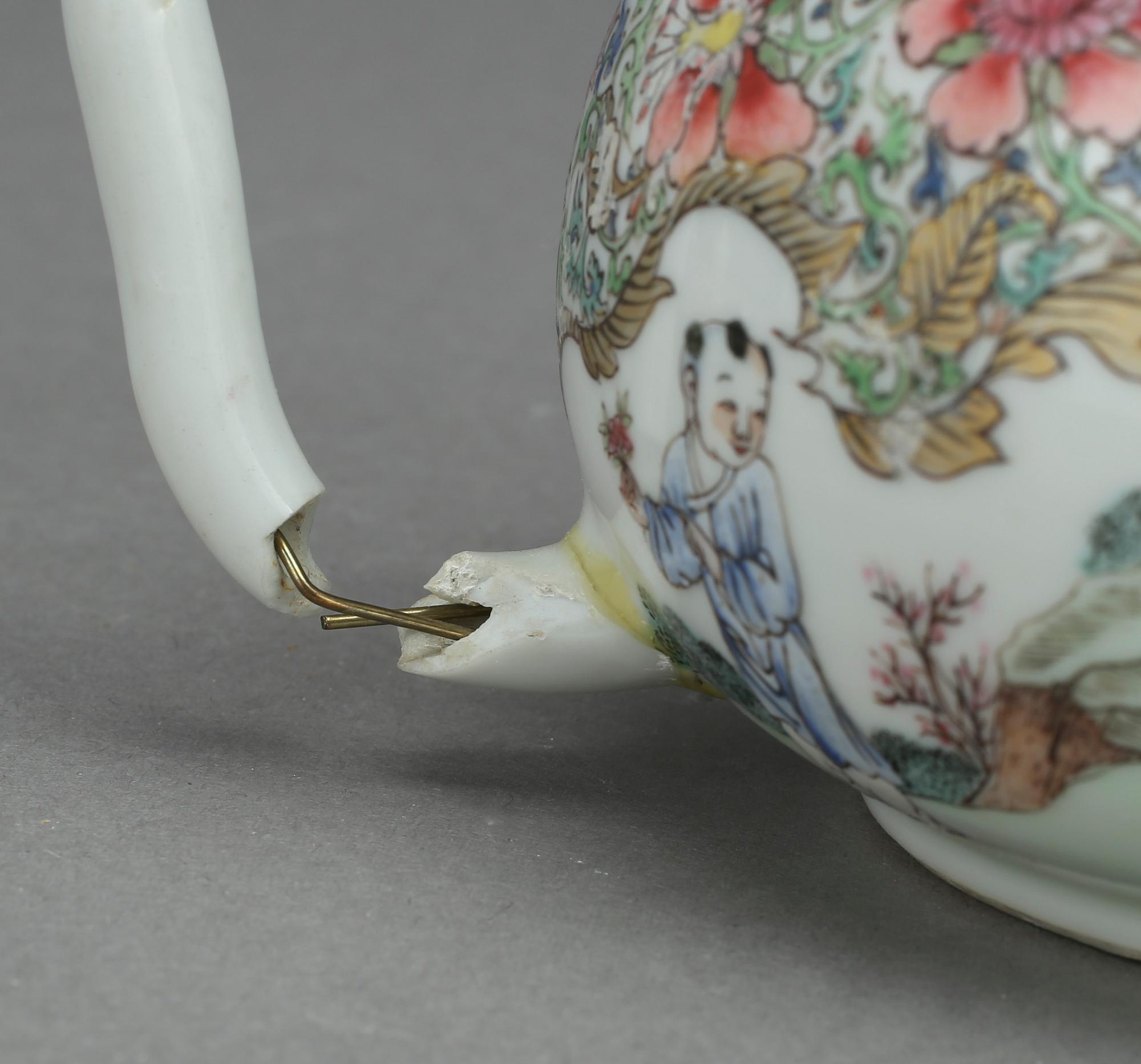 TEKANNA MED LOCK, porslin, Kina, 1700-tal.