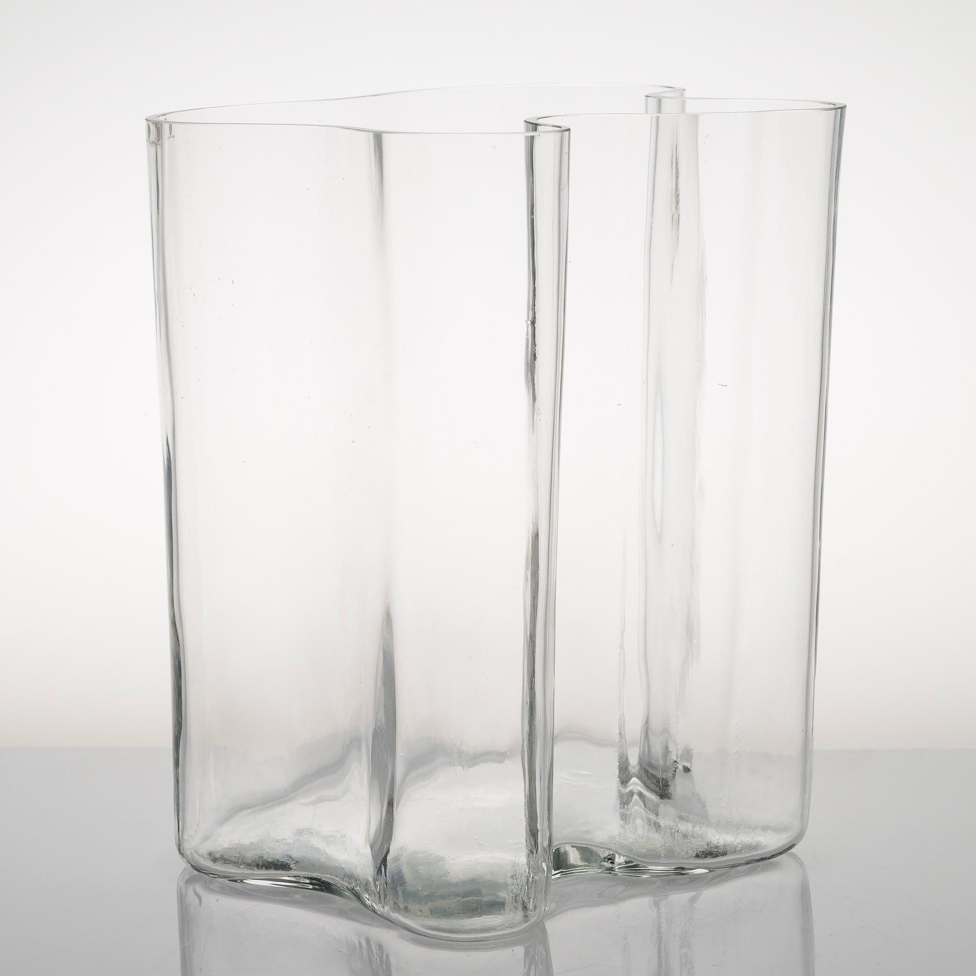 ALVAR AALTO, a signed Alva Aalto '3031' vase for Iittala 1961-1973.
