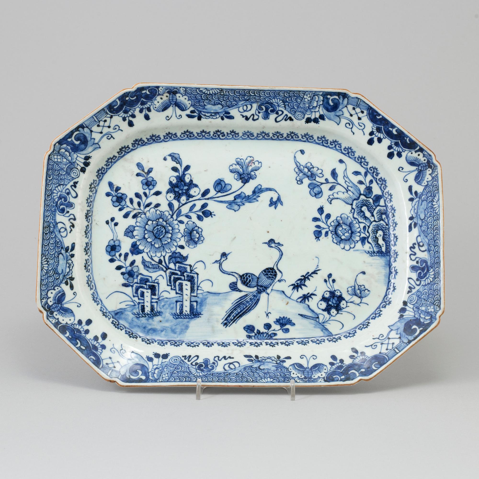 A Chinese blue and white porcelain charger, Qing dynasty, Qianlong (1736-95).