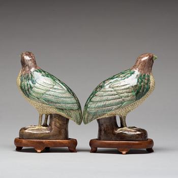 A pair of famille verte figures of quails, Qing dynasty, 19th Century.