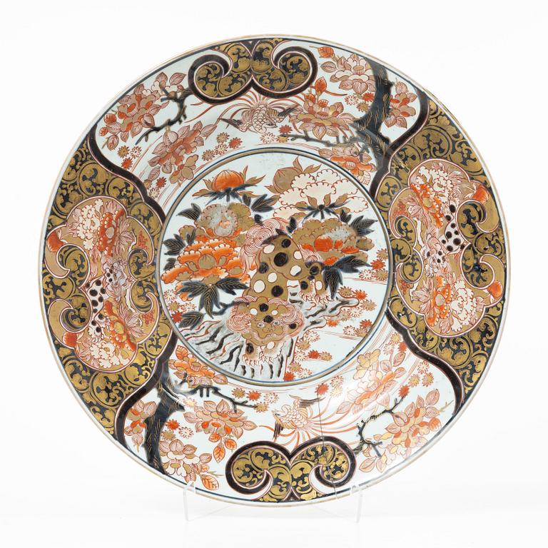 A massive Japanese imari charger with a buddhist lion, Edo period (1603-1868).