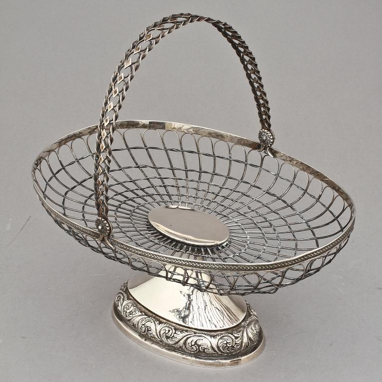 KORG PÅ FOT, silver, Nils Juhlin, Karlshamn 1837. Vikt 598 g.