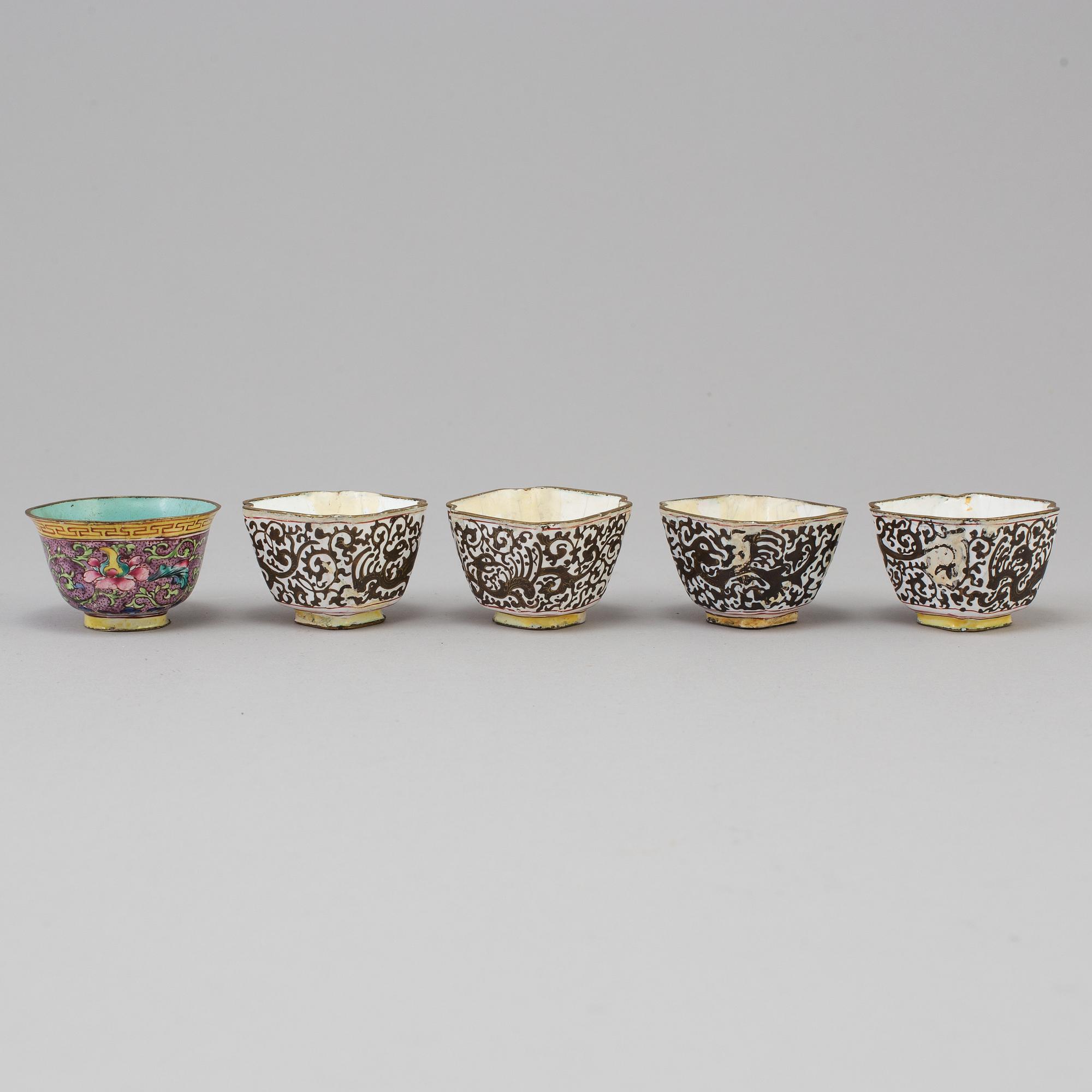 A chinese cloisonné tray, 20th century, and five enamel on copper cups, late 19th/early 20th century.