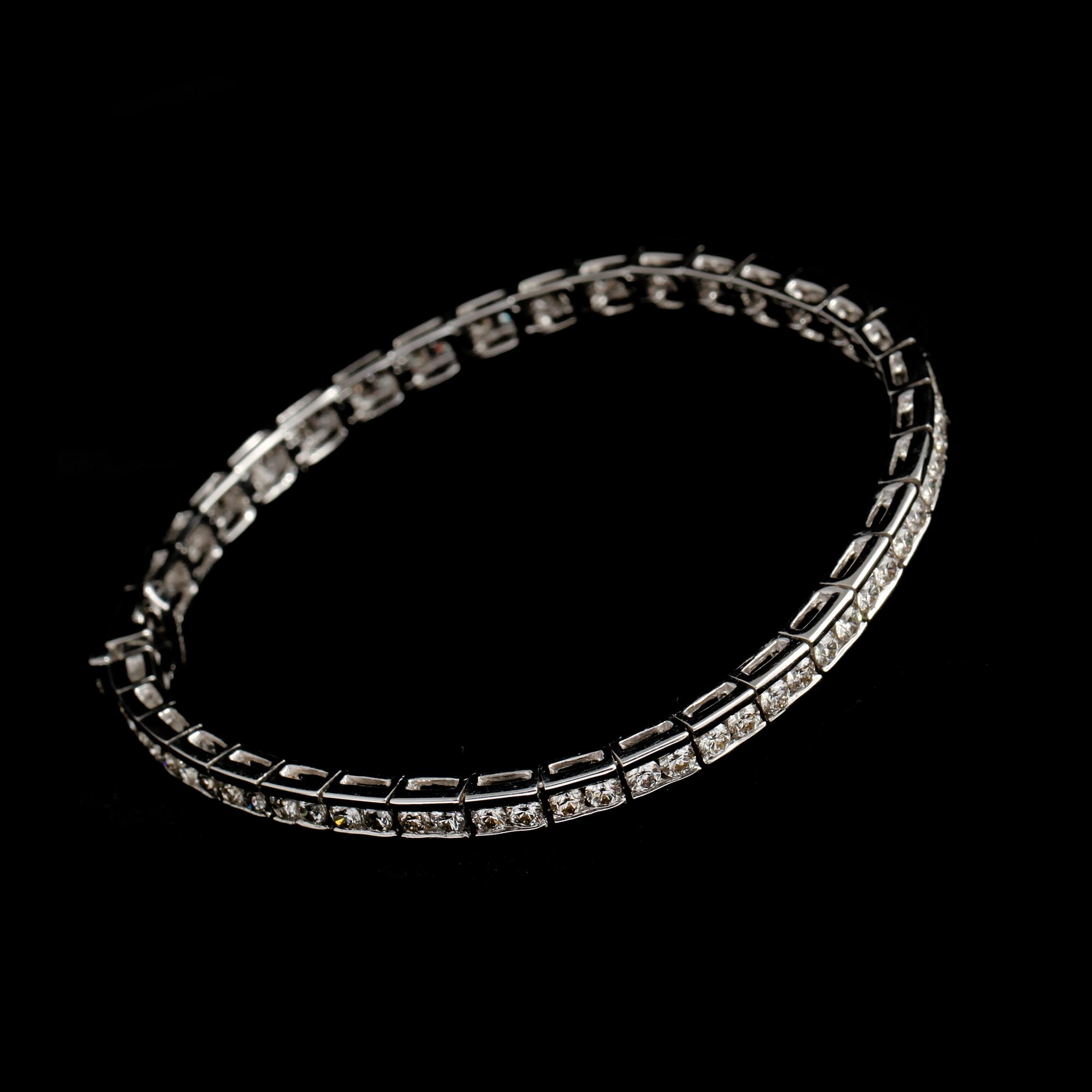 ARMBAND, 18k vitguld med 74 briljantslipade diamanter, totalt 3.86 ct. Vikt 17 g.