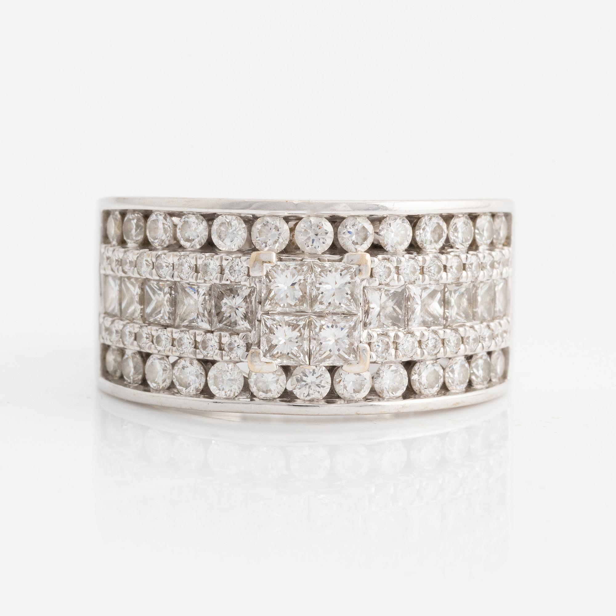 Ring, vitguld med briljant- och prinsesslipade diamanter.