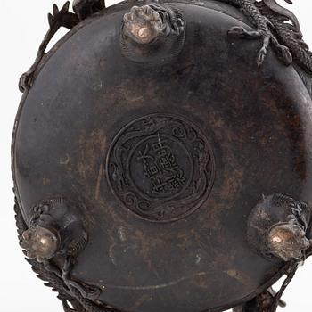 Rökelsekar, brons, Japan, troligen 1900-talets första hälft eller äldre.