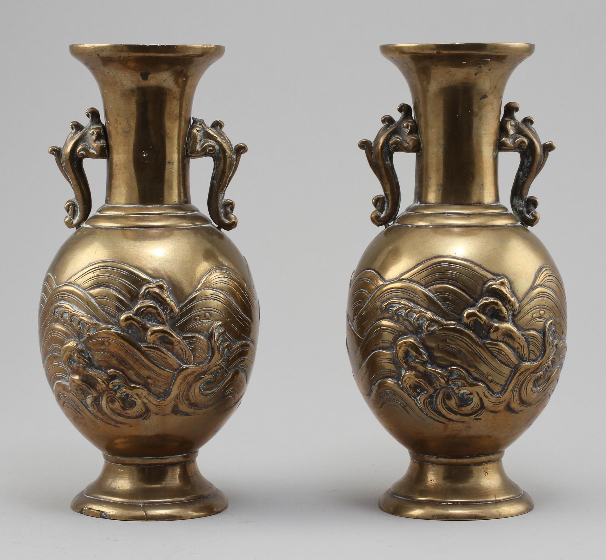 VASER, ett par, orientaliska, 1900-talets första hälft.