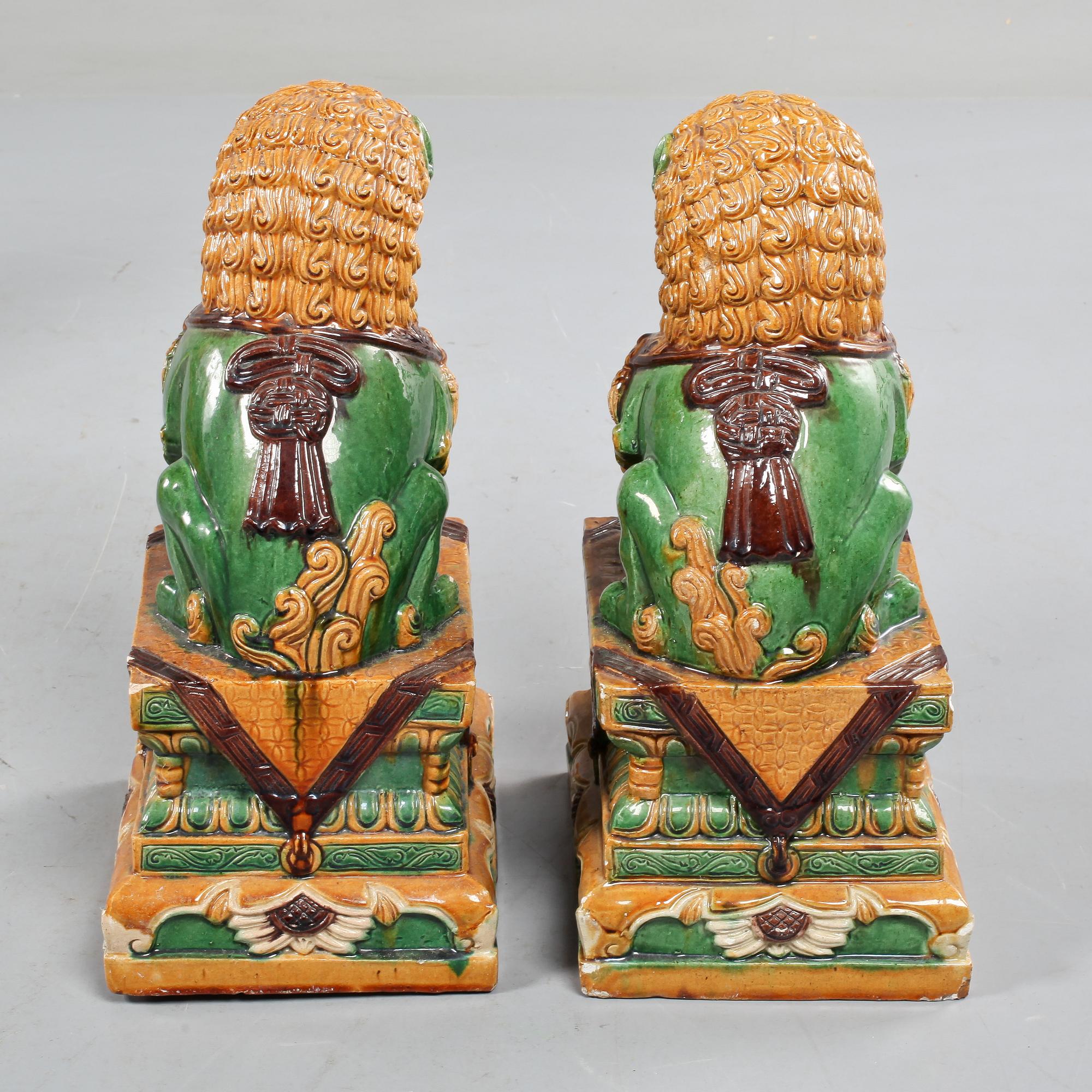 FOHUNDAR, ett par, glaserad gjutmassa, Kina, 1900-talets senare del.