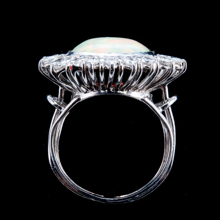 RING, opal ca 3.42 ct, 18 briljanter ca 1.00 ct.