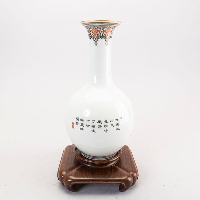A finely painted Chinese vase, 20th Century.