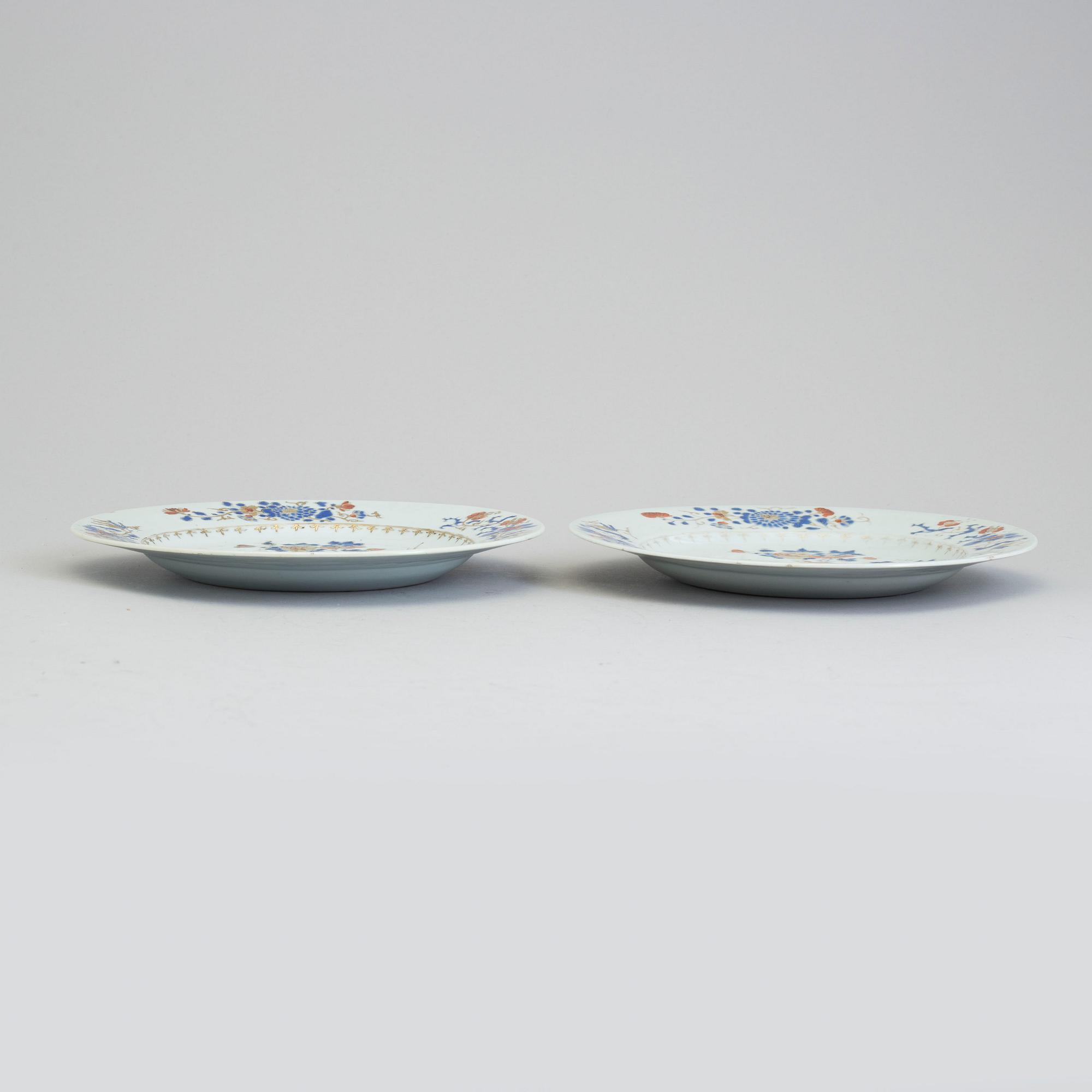 A pair of imari export porcelain plates, Qing dynasty, Qianlong (1736-95).