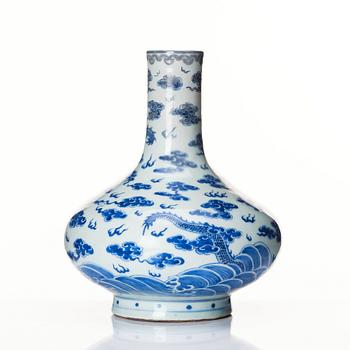 A blue and white vase, Qing dynasty, 19th Century.