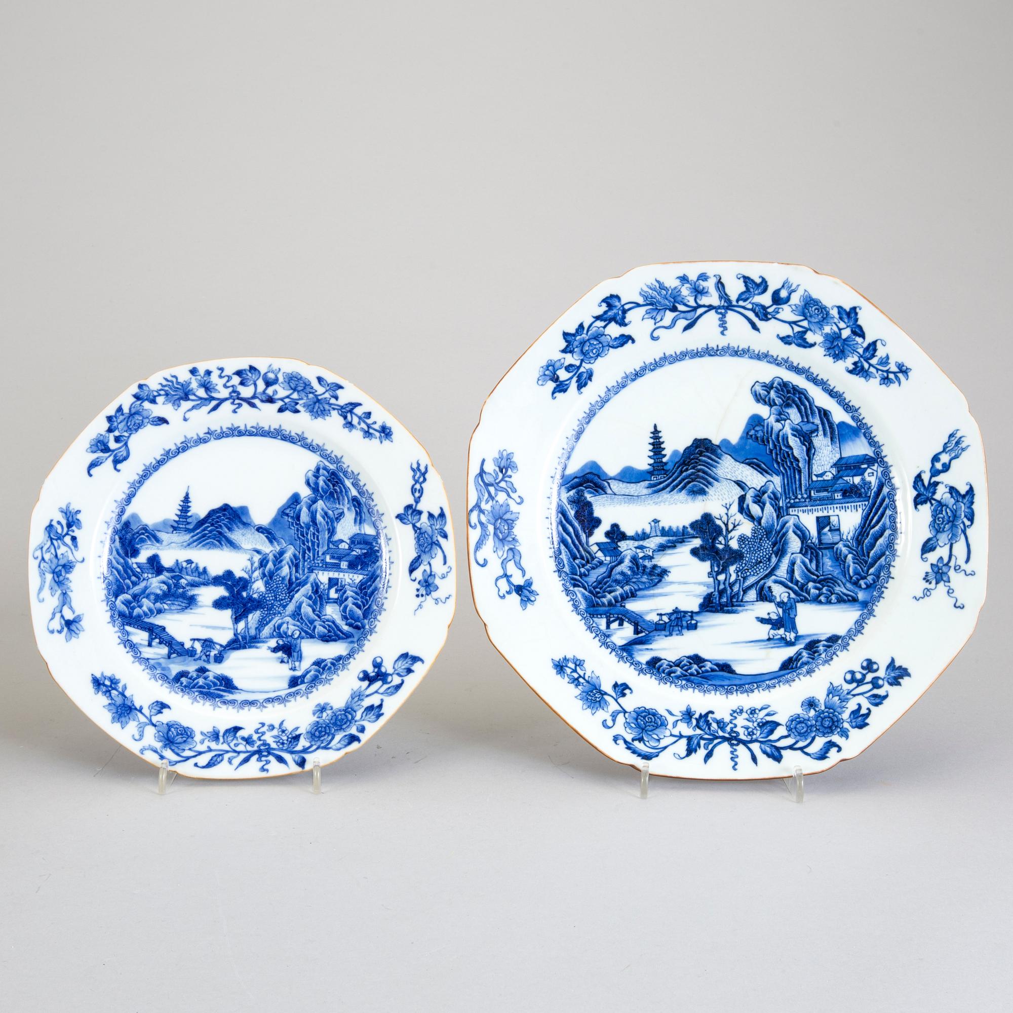 A set of 14 blue and white dinner plates and a serving dish, Qing dynasty, Qianlong (1736-95).