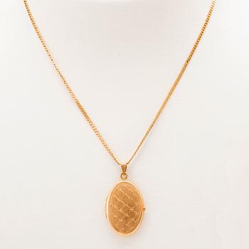 An 18K gold necklace.