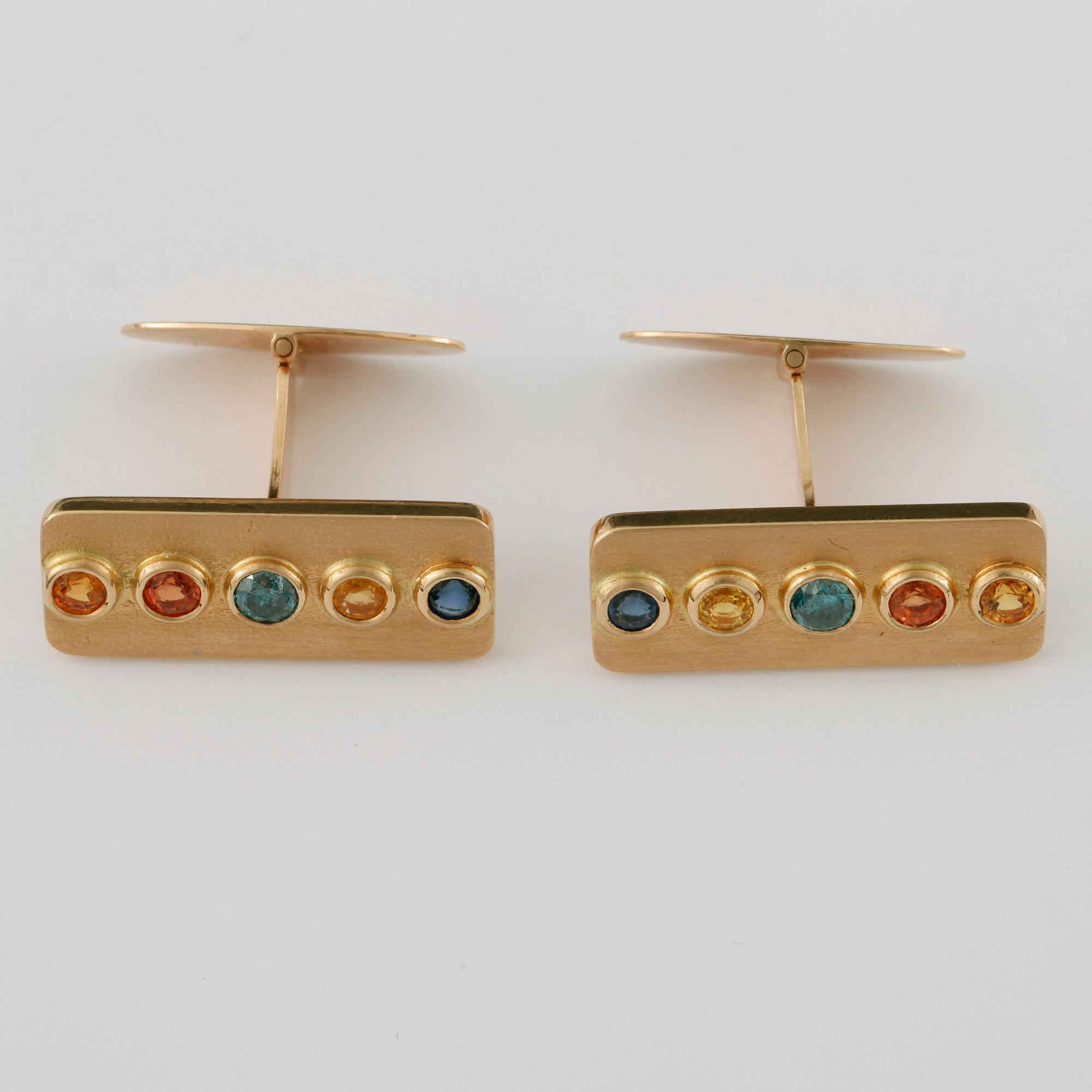 MANSCHETTKNAPPAR, ett par, 18k guld med blå diamant och olikfärgade ädelstenar. Vikt 17g.