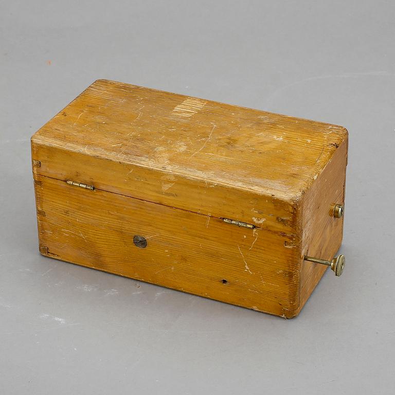 ELEKTRISK MASKIN, "Improved patent magneto electric therapy machine for nervous, diseases", sent 1800-tal.
