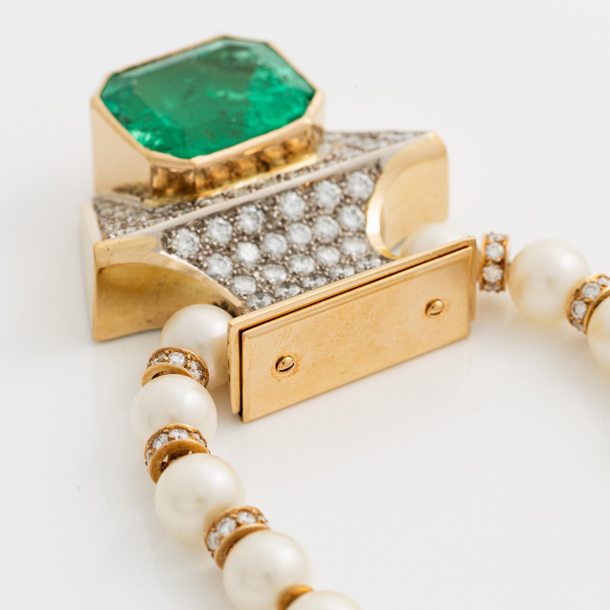 Kristian Nilsson, collier odlade pärlor och 18K guld med fasettslipad smaragd samt rundabriljantslipade diamanter.