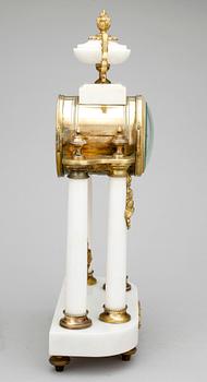 BORDSPENDYL, Louis XVI-stil, 1900-talets första hälft.
