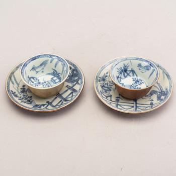 A set of two porcelain cups and saucers and two extra saucers, Qing dynasty, Kangxi (1662-1722).