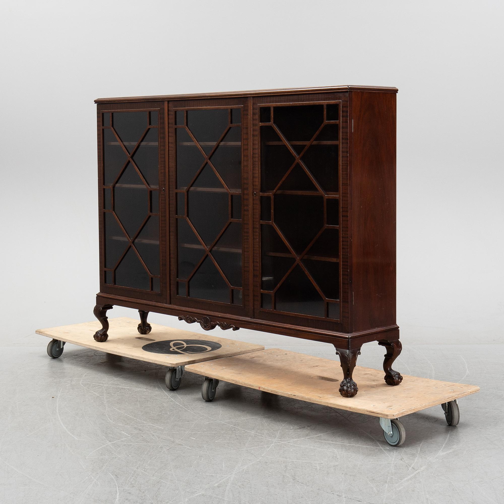A Chippendale-style mahogany book cabinet, first half of the 20th Century.