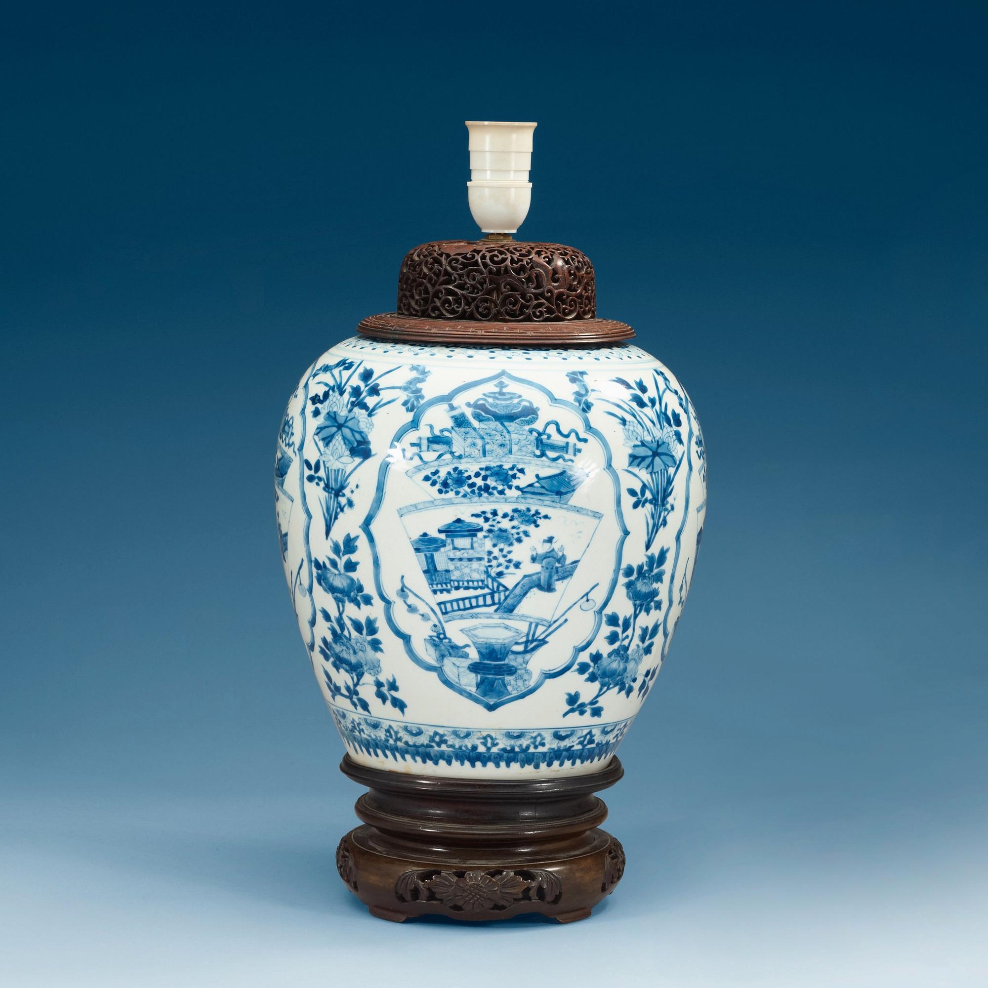 A blue and white jar, Qing dynasty, Kangxi (1662-1722).