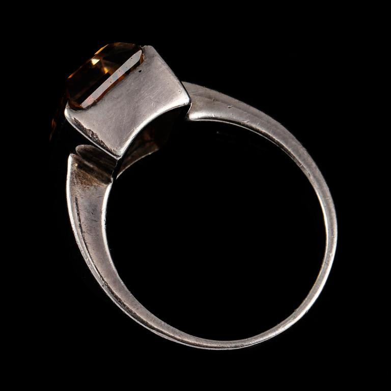 RING, 18k guld samt platina med fasettslipad citrin, märkt Lecia, 2000-tal. Vikt 10 g.