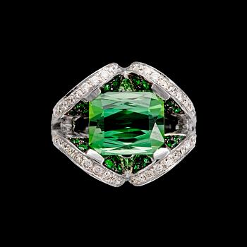 1019. A green tourmaline, tot. 7.66 cts, and brilliant cut diamond ring, tot. 0.87 cts.