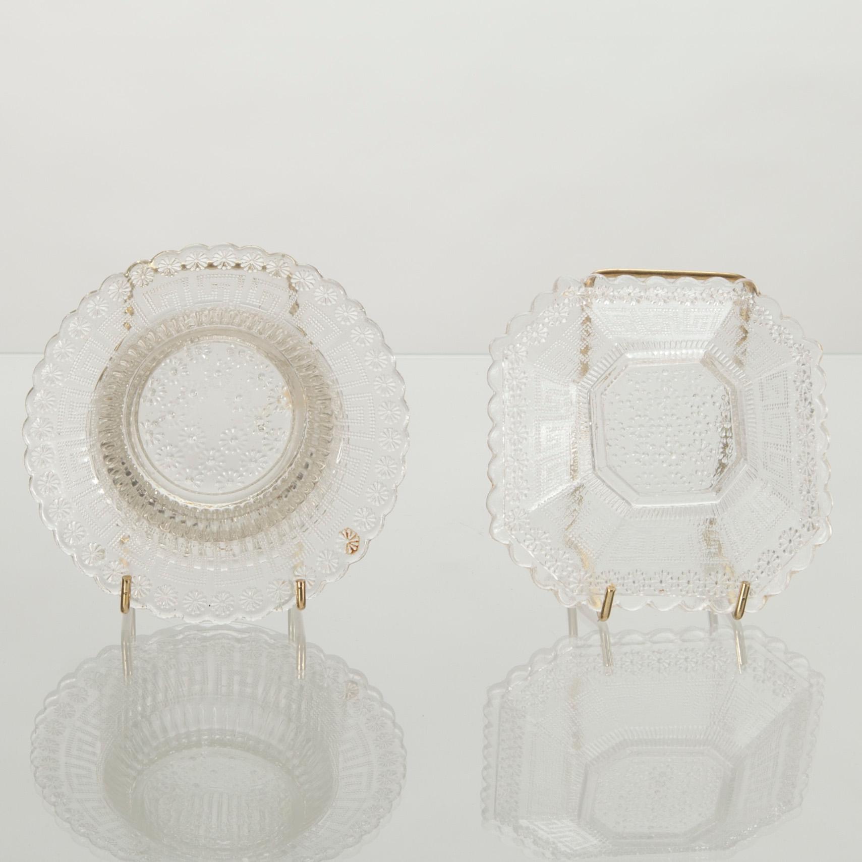 UPPSATSSKÅL, SMÖRASK och 2 NÅLFAT, pressglas, sekelskiftet 1800/1900.