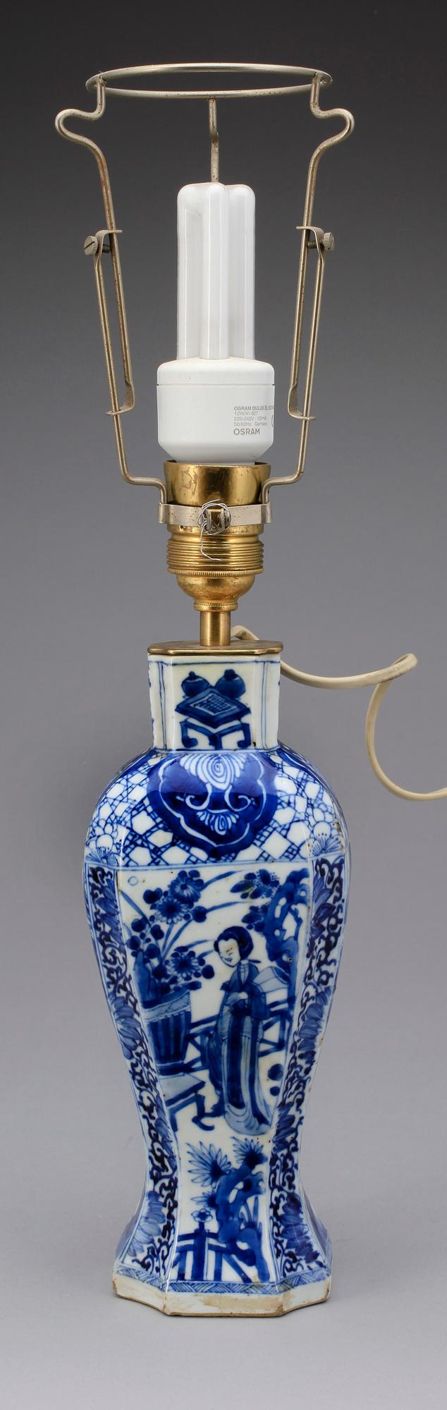 VAS / LAMPA, porslin, Kina, Kangxi, (1662-1722).