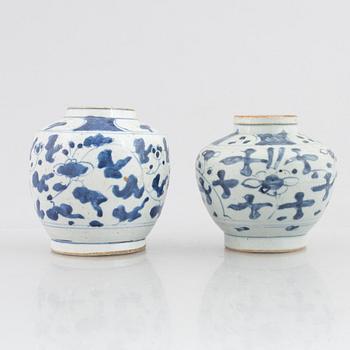 A blue and white Swatow dish  and two blue and white urna, China, Ming dynasty (1368-1644).