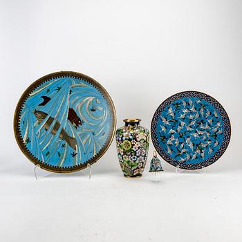 2 decorative dishes, vase and table clock Japan, first half of the 20th century.