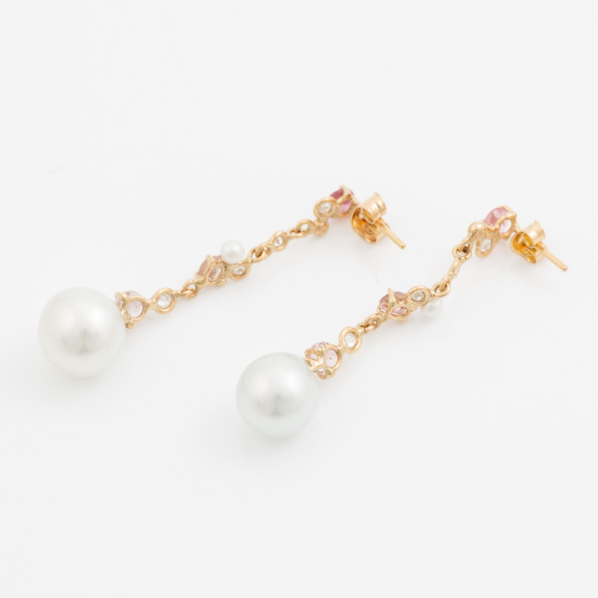 Örhängen, Mandelstam, 18K guld med odlade Söderhavspärlor, briljantslipade diamanter och rosa turmaliner.