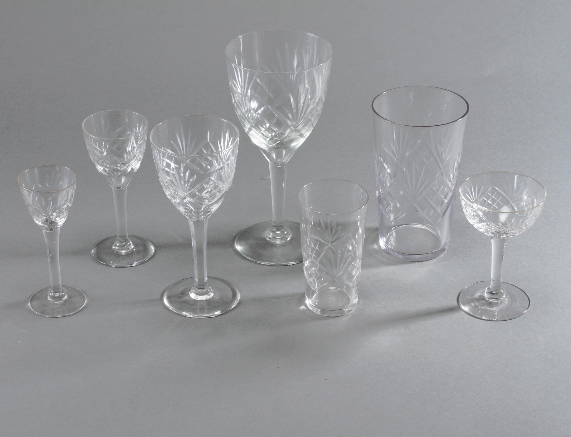 GLASSERVIS, 85 delar, Helgaliknande modell, 1900-tal.