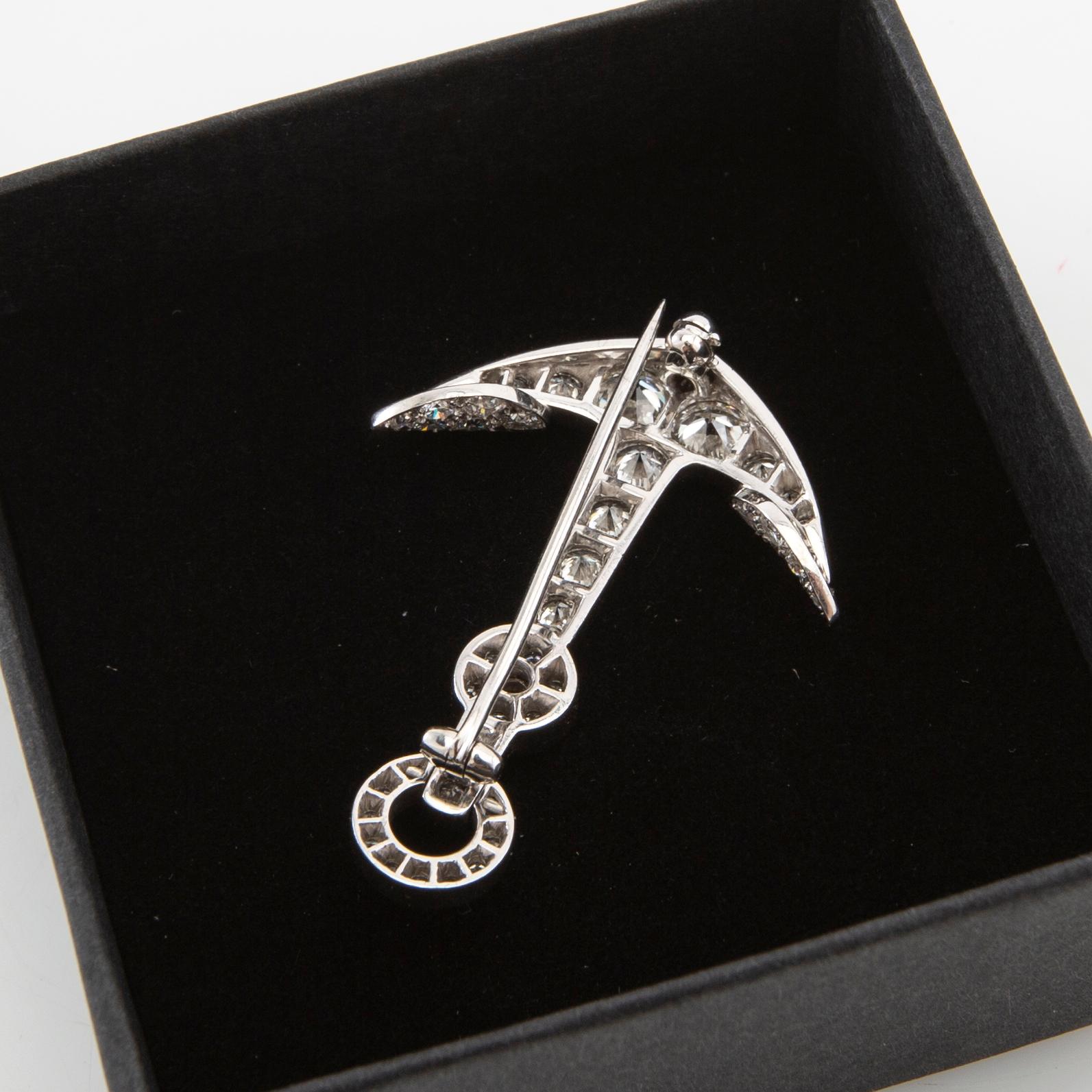 Brooch in the form of an anchor made of 18K white gold with diamonds.