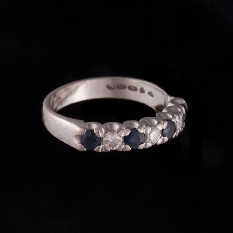RINGAR, 2 st, 18K vitguld, diamanter och safirer. Vikt totalt ca 8,4 g.