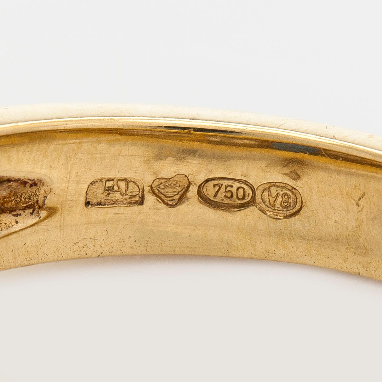 An 18K gold ring with an oval sapphire and baguette-cut diamonds. Finnish hallmarks, year 2000.