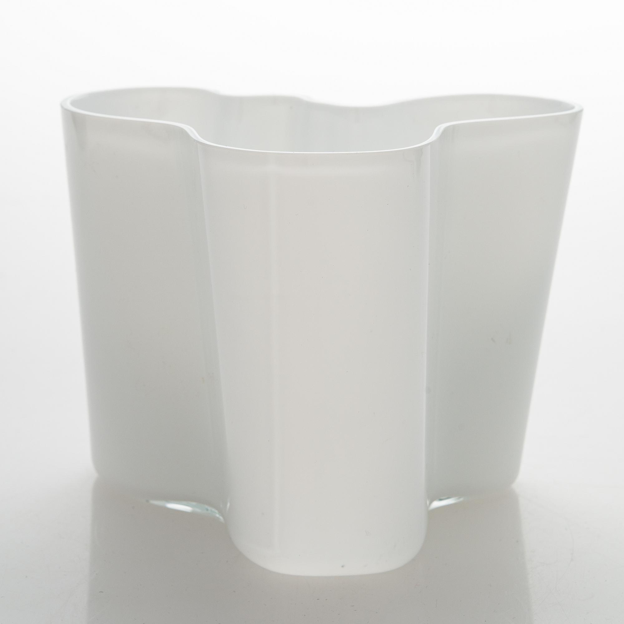 Alvar Aalto, a '3030' vase signed Alvar Aalto 3030.