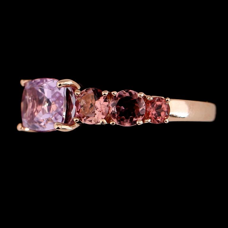 RING, 18K roséguld, kunziter tot ca 2.02 ct, turmaliner tot ca 1.27 ct. Vikt ca 4 g.