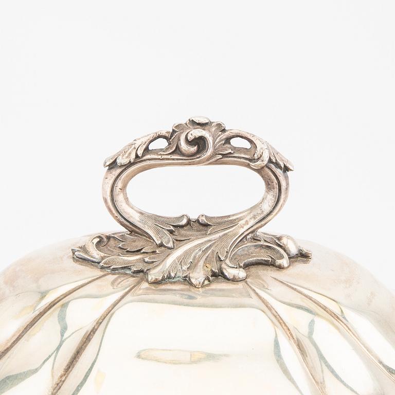 Stekhuvar 2 st samt skål på fot NS 1900-tal.