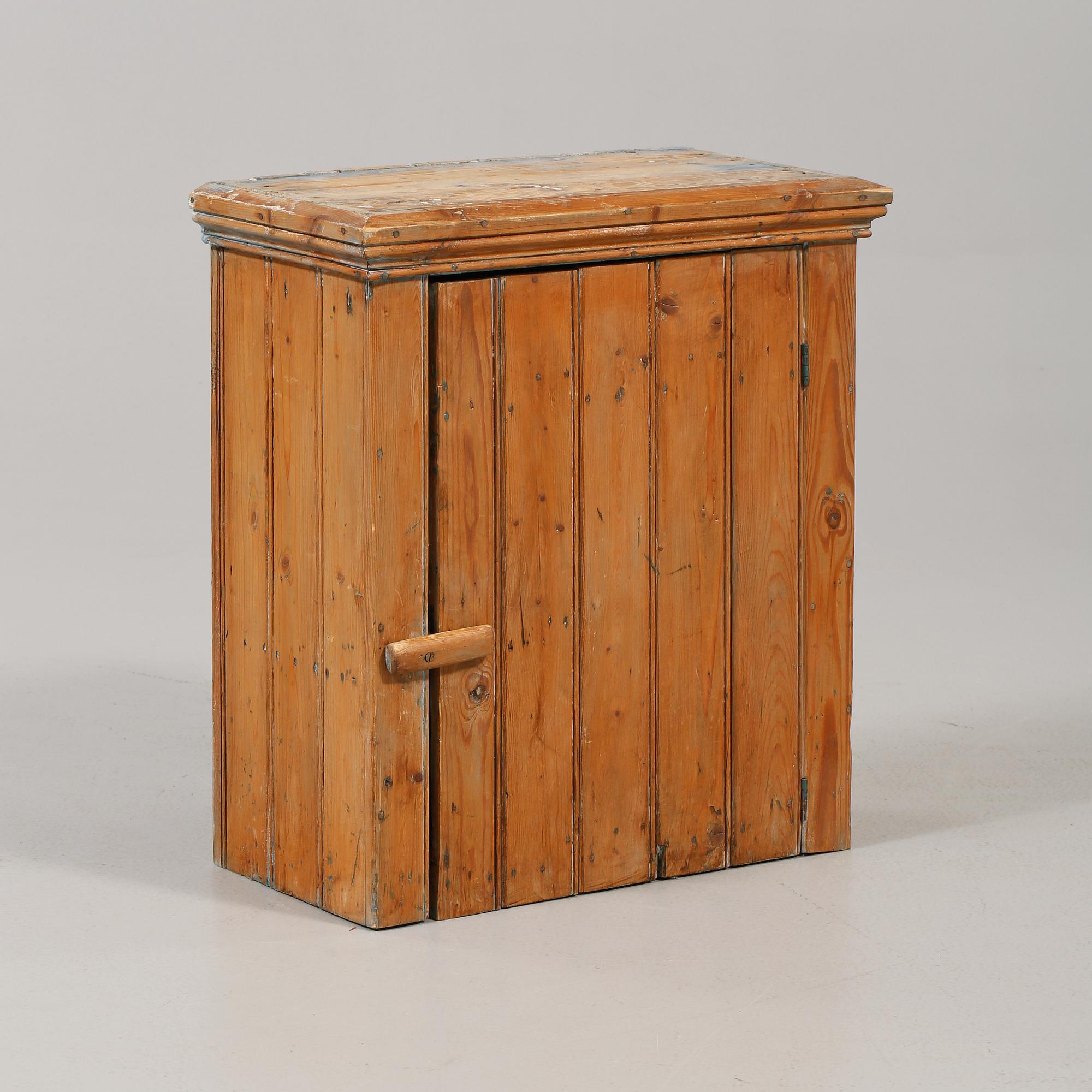 BRÄNNVINSSKÅP, 1800/1900-tal.