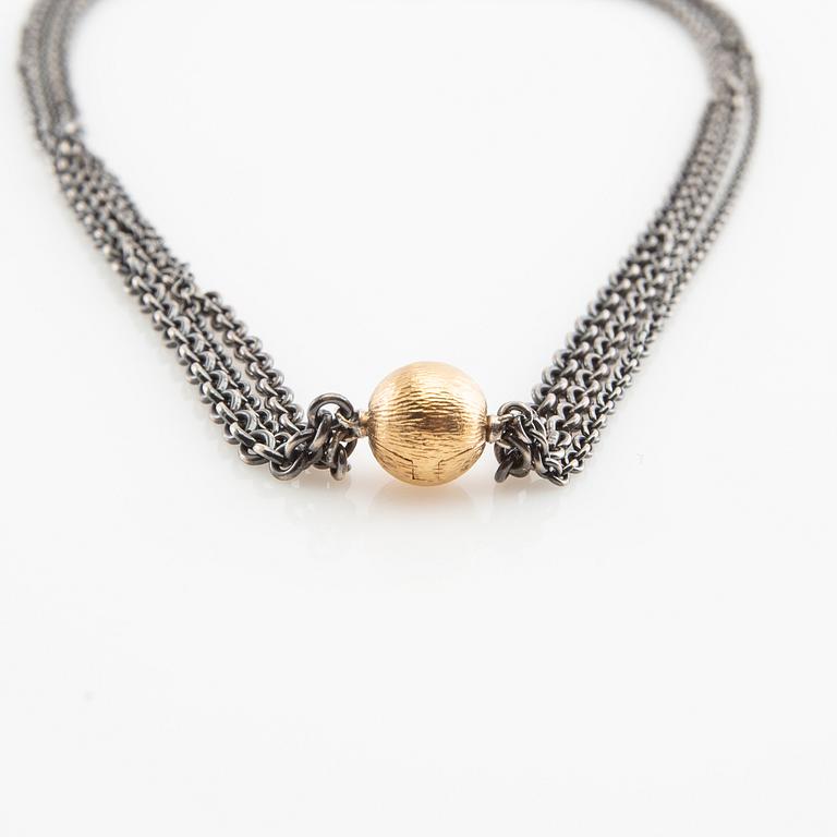 Ole Lynggaard, lås 18K guld med kedja i oxiderad silver.