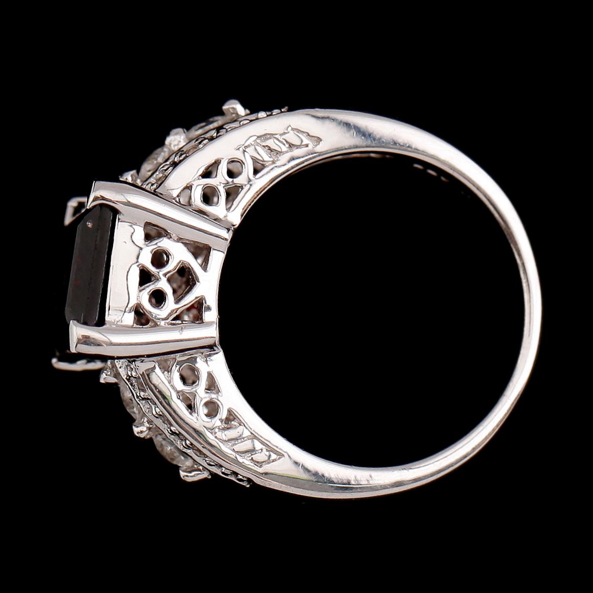 RING, sterlingsilver, granat ca 3.50 ct, vita safirer tot ca 0,40 ct.